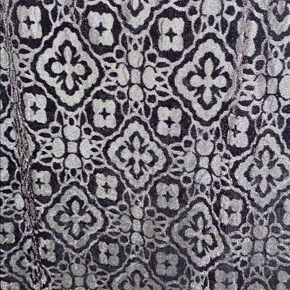 Large crushed velvet patterned Blouse - Picture 2 of 3